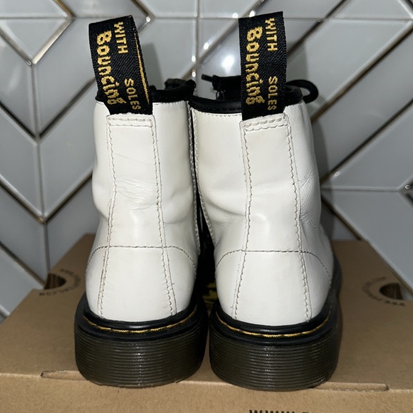 White DR  MARTENS big kids size 2. Some scruffs on the front pls see pictures - Picture 6 of 13